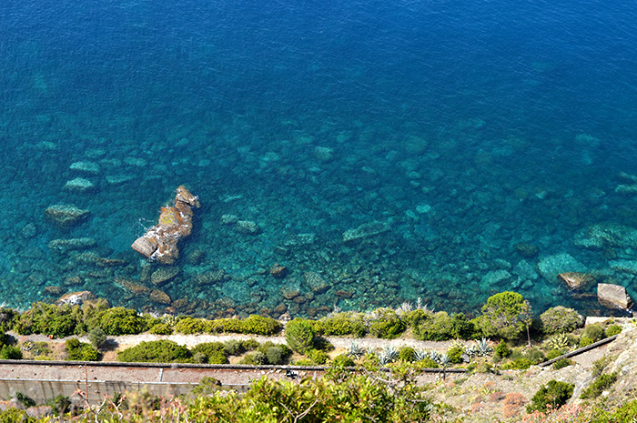 Crystal clear water in Cinque Terre // Nattie on the Road