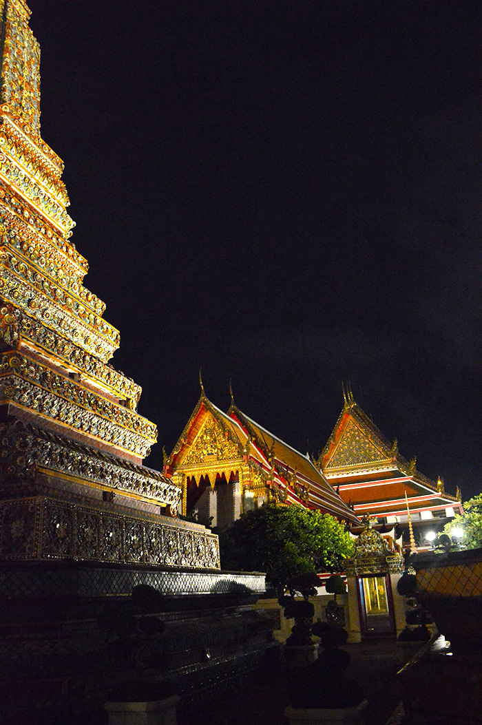 Bangkok Temples at night // Nattie on the Road