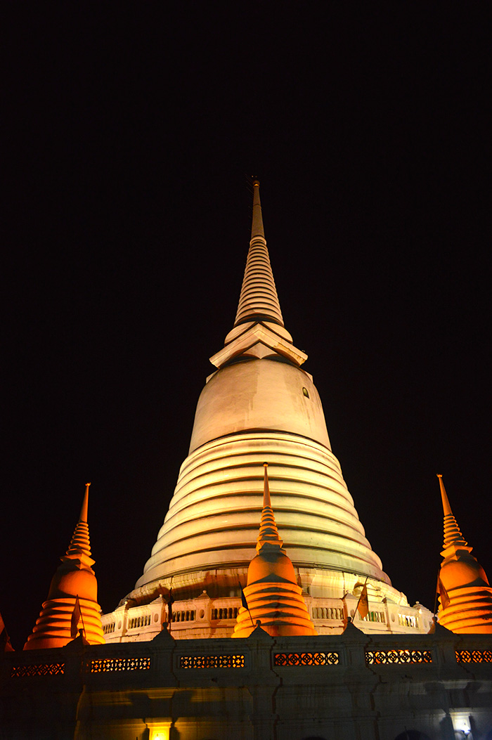 Bangkok Temples at night // Nattie on the Road